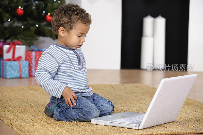 小孩/婴儿在圣诞节使用笔记本电脑
